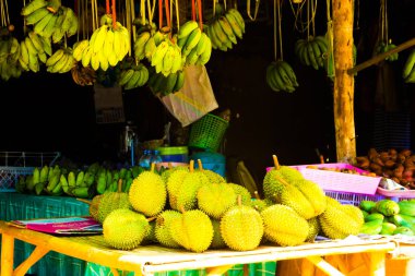 Bir meyve yerel pazar durian ve muz, Koh Lanta, Krabi, Tayland