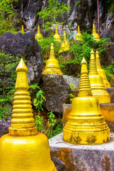 金佛塔在老虎洞寺庙, 笏 Tham Suea, 甲米, 泰国 — 图库照片
