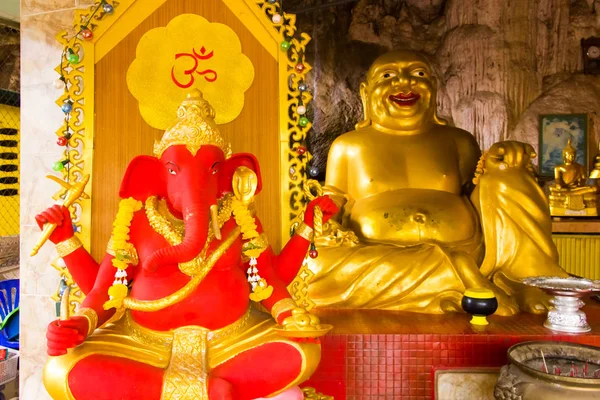 金佛和红妮莎在虎洞寺, Tham Suea, 泰国 — 图库照片