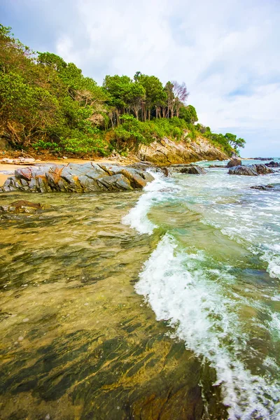 Gyönyörű trópusi tengerpart, a pálmák a Koh Lanta-sziget, Thaiföld — Stock Fotó