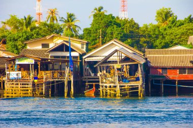 İskeleler üzerinde wate üzerinde ahşap binalar Saladan, Koh Lanta, Krabi, Tayland