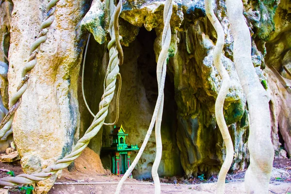 Grotta e radici arboree, Railay Beach, Krabi, Thailandia — Foto Stock