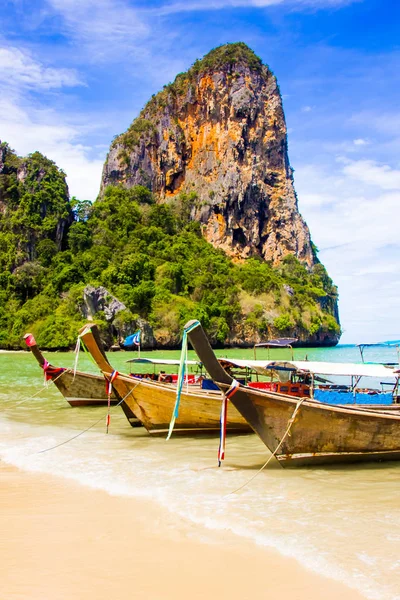 Piękny, tropikalny raj Railay beach w prowincji Krabi Tajlandia — Zdjęcie stockowe