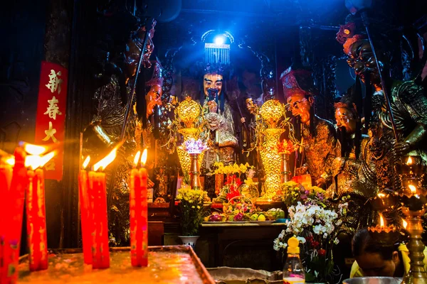 Estatuas y velas en la misteriosa pagoda del emperador de Jade, Ciudad Ho Chi Minh, Vietnam — Foto de Stock