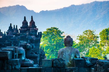 Budist tapınak kompleksi Borobudur'dan Buda ile sabah manzarası, Yogyakarta, Jawa, Endonezya