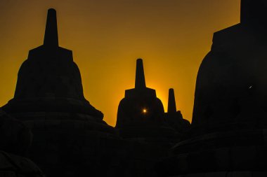 Sunrise siluetleri Budist Tapınağı karmaşık Borobudur, Yogyakarta, Jawa, Endonezya