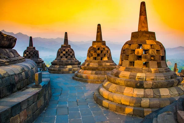 Paisaje de amanecer de budista templo Borobudur, Yogyakarta, complejo Jawa, Indonesia —  Fotos de Stock