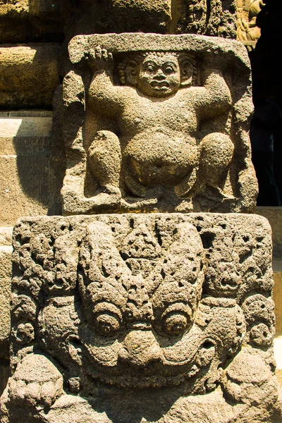 Relief of the Ancient mystical old Hindu Prambanan temple près de Yogyakarta, Java île Indonésie — Photo