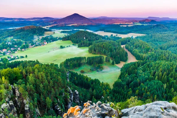 Linda manhã nascer do sol do Miradouro Marienfels, Suíça Boêmia, Parque Nacional Suíça Boêmia, República Checa — Fotografia de Stock