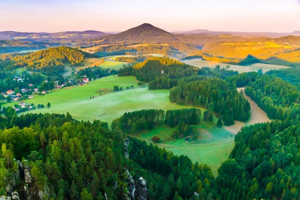Linda manhã nascer do sol do Miradouro Marienfels, Suíça Boêmia, Parque Nacional Suíça Boêmia, República Checa — Fotografia de Stock