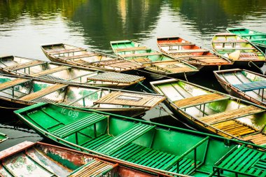 Vietnamca tekneler River, Tam Coc, Ninh Binh Vietnam seyahat manzara ve hedefleri ile şaşırtıcı sabah görünümü
