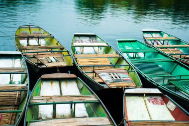 Vietnamca tekneler River, Tam Coc, Ninh Binh Vietnam seyahat manzara ve hedefleri ile şaşırtıcı sabah görünümü