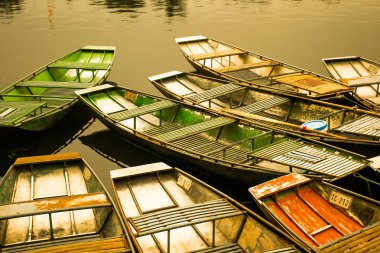 Vietnamca tekneler River, Tam Coc, Ninh Binh Vietnam seyahat manzara ve hedefleri ile şaşırtıcı sabah görünümü