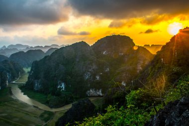 Mua mağara dağın tepesine günbatımı manzara açısından şaşırtıcı Ninh Binh, Tam Coc, Vietnam