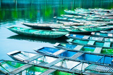 Vietnamca tekneler River, Tam Coc, Ninh Binh Vietnam seyahat manzara ve hedefleri ile şaşırtıcı sabah görünümü