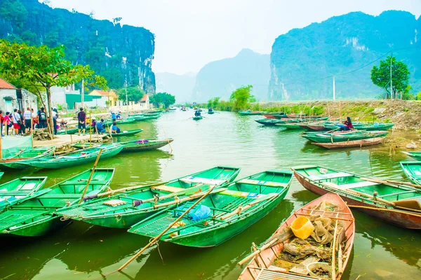 Bateaux sur la rivière près de Tam Coc, Ninh Binh, Vietnam — Photo