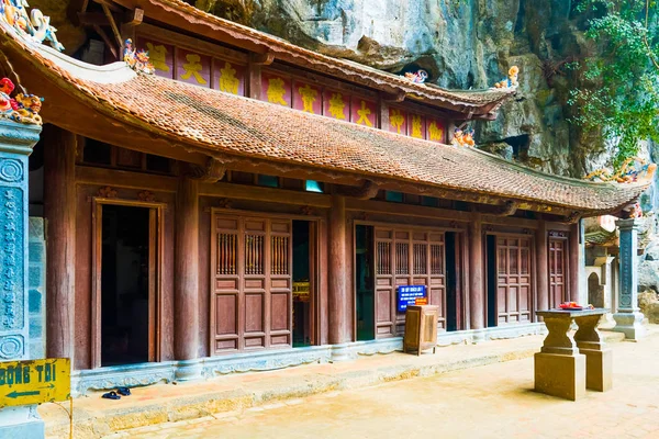 Gizemli ahşap Budist Tapınağı pagoda Bich Dong karmaşık altında mağara, Tam Coc, Ninh Binh, Vietnam