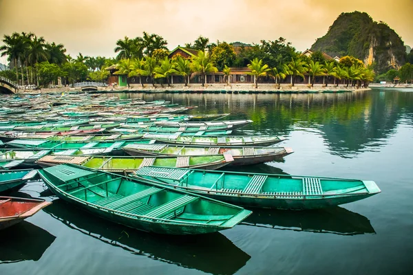 Vue imprenable du matin avec des bateaux vietnamiens à la rivière, Tam Coc, Ninh Binh, Vietnam paysage de voyage et destinations — Photo