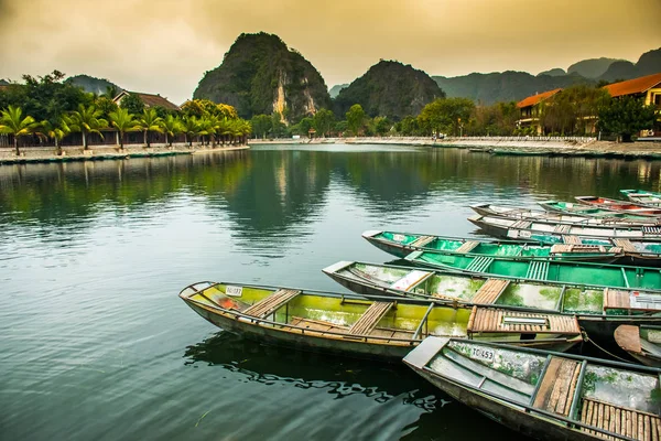 Vue imprenable du matin avec des bateaux vietnamiens à la rivière, Tam Coc, Ninh Binh, Vietnam paysage de voyage et destinations — Photo