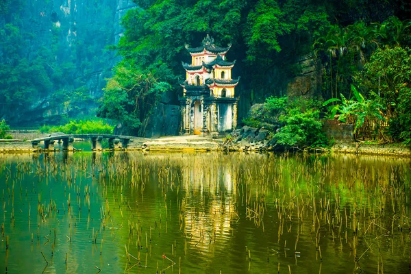 Main famous temple close to lake of the Bich Dong pagoda complex, Tam Coc, Ninh Binh, Vietnam — Stock Photo, Image