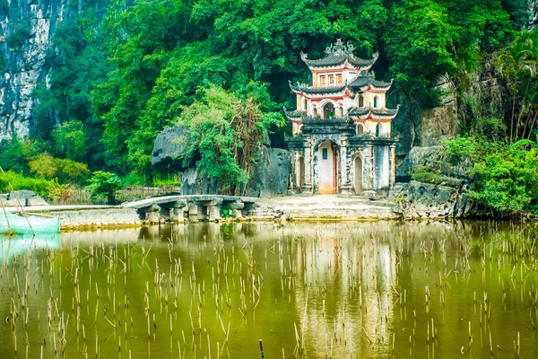 Principale tempio famoso vicino al lago del complesso pagoda Bich Dong, Tam Coc, Ninh Binh, Vietnam — Foto Stock