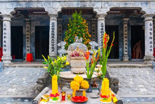 Altar religioso del templo tailandés Vi cerca de Trang An Landscape Complex en verano en Tam Coc, Ninh Binh, Vietnam — Foto de Stock