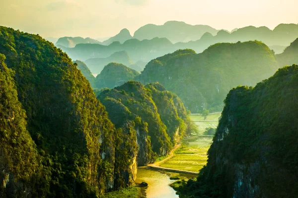 Hermoso mirador del paisaje del atardecer desde la cima de la montaña de la Cueva de Mua, Ninh Binh, Tam Coc, Vietnam — Foto de Stock