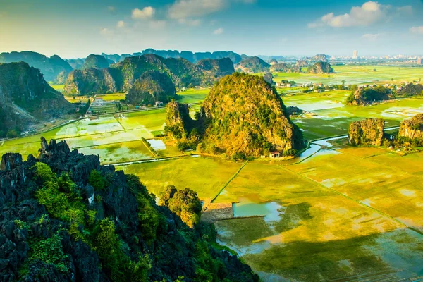 Beautiful sunset landscape viewpoint from the top of Mua Cave mountain, Ninh Binh, Tam Coc, Vietnam — Stock Photo, Image