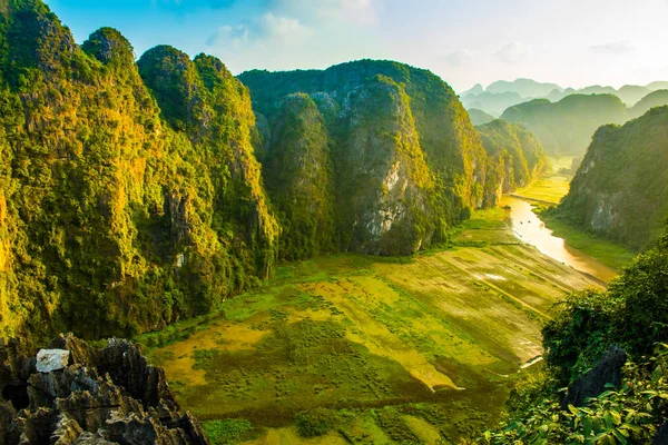 Beautiful sunset landscape viewpoint from the top of Mua Cave mountain, Ninh Binh, Tam Coc, Vietnam — Stock Photo, Image