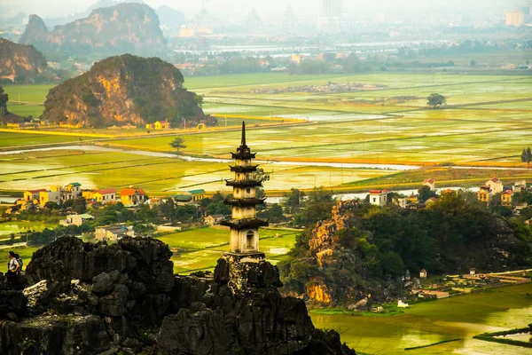 Beautiful sunset landscape viewpoint with white stupa from the top of Mua Cave mountain, Ninh Binh, Tam Coc, Vietnam — Stock Photo, Image