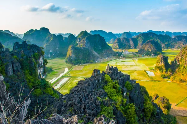 Mua 동굴 산, 닌빈, 땀꼭, 베트남의 상단에서 녹색 쌀 필드와 아름 다운 일몰 풍경 관점 — 스톡 사진