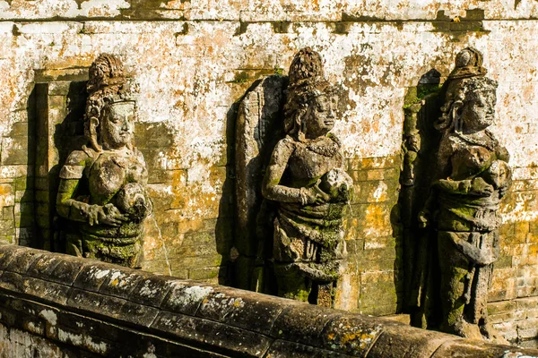 Statues anciennes du temple balinais Goa Gajah, Grotte des éléphants à Bali, Unesco, Indonésie — Photo