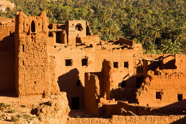 La antigua ciudad marroquí cerca de Tinghir con antiguas kasbahs y altas montañas del Atlas en el fondo, Tinghir, Marruecos, África — Foto de Stock