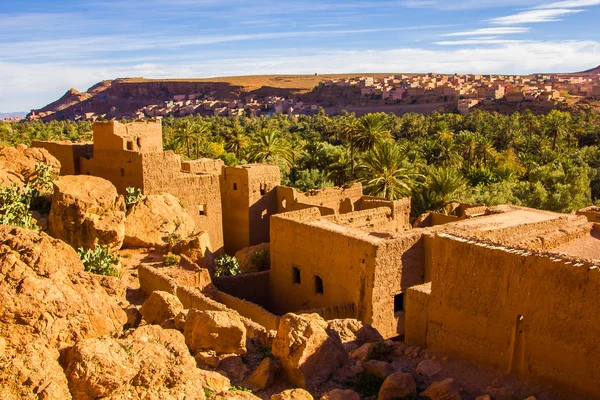 La antigua ciudad marroquí cerca de Tinghir con antiguas kasbahs y altas montañas del Atlas en el fondo, Tinghir, Marruecos, África — Foto de Stock