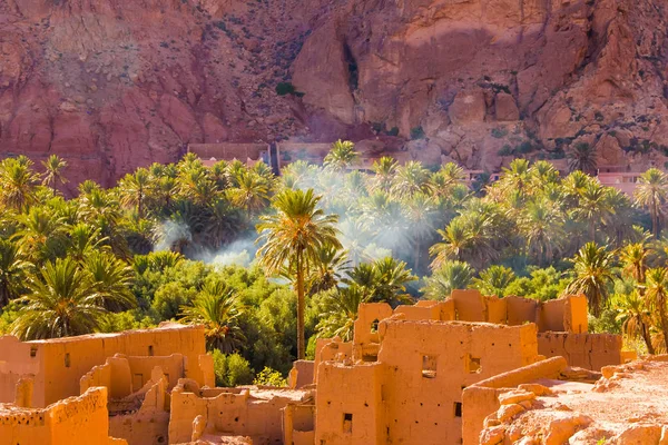 La antigua ciudad marroquí cerca de Tinghir con antiguas kasbahs y altas montañas del Atlas en el fondo, Tinghir, Marruecos, África — Foto de Stock