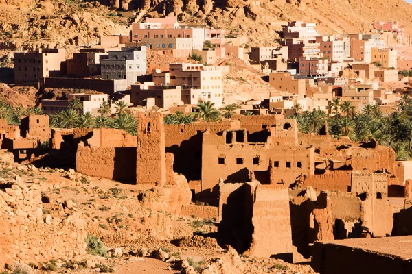 La antigua ciudad marroquí cerca de Tinghir con antiguas kasbahs y altas montañas del Atlas en el fondo, Tinghir, Marruecos, África — Foto de Stock