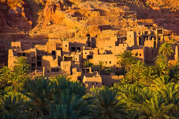 Tinghir 附近的古摩洛哥城镇, 背景为老 kasbahs 和高阿特拉斯山脉, Tinghir, 摩洛哥, 非洲 — 图库照片