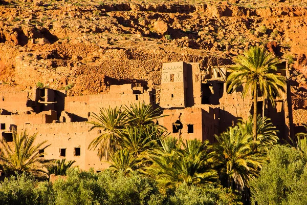 Η αρχαία μαροκινή πόλη κοντά στο Tinghir με την παλιά kasbahs και ψηλά βουνά Atlas στο παρασκήνιο, Tinghir, Μαρόκο, Αφρική — Φωτογραφία Αρχείου