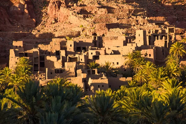 La antigua ciudad marroquí cerca de Tinghir con antiguas kasbahs y altas montañas del Atlas en el fondo, Tinghir, Marruecos, África — Foto de Stock