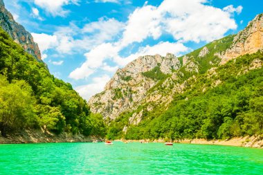 Green river tekneler ve kayaklar Gorges du Verdon en büyük Avrupa Kanyon ve nehir manzaralı, Verdon, Provence, Fransa
