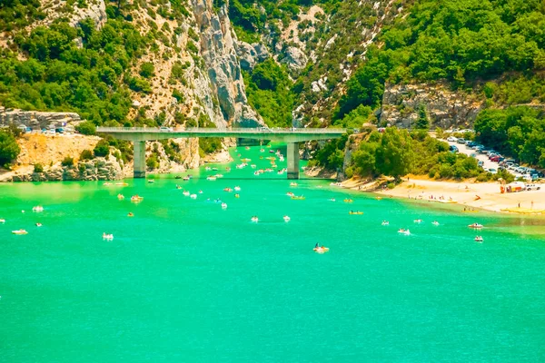 Groene rivier met boten en kajaks op de grootste Europese Gorges du Verdon canyon en uitzicht op de rivier, Verdon, Provence, Frankrijk — Stockfoto