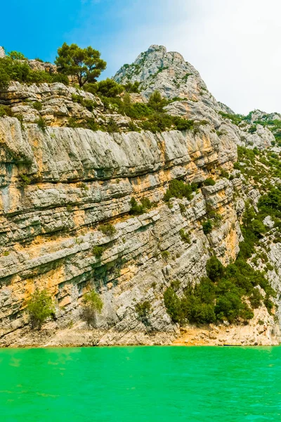 Zöld folyó és kajak a Gorges du Verdon legnagyobb európai canyon és a folyóra néző, Verdon, Provence, Franciaország — Stock Fotó