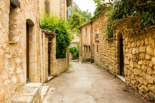 Старая средневековая улица со старыми домами очаровательной деревни Sainte Marie, Вердон, Прованс, Франция — стоковое фото