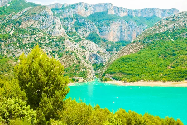 Groene rivier met boten en kajaks op de grootste Europese Gorges du Verdon canyon en uitzicht op de rivier, Verdon, Provence, Frankrijk — Stockfoto