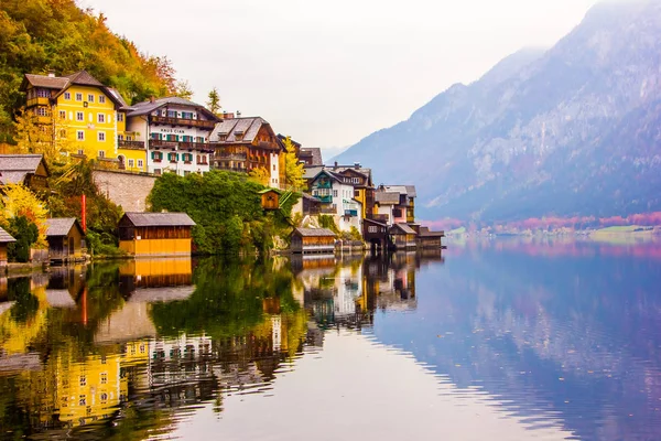 Scenic view of famous Hallstatt lakeside town reflecting in lake of Alps with beautiful light in autumn, Salzkammergut, Austria — Stock Photo, Image