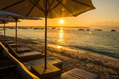 Günbatımı Gili Trawangan plaj renkli gökyüzü ve şezlong, Cennet Adası, Gili, Bali Lombok, Endonezya