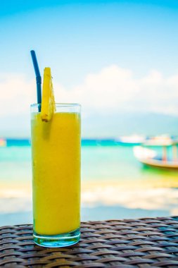 Yaz meyve kokteyl coloriful Endonezya kumsalda