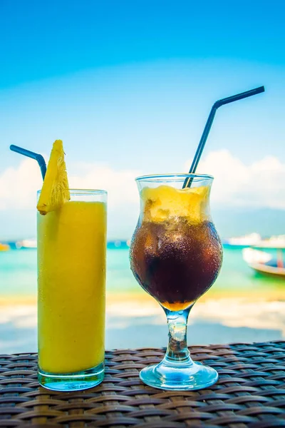 Frutta estiva cocktail coloriful sulla spiaggia in Indonesia — Foto Stock