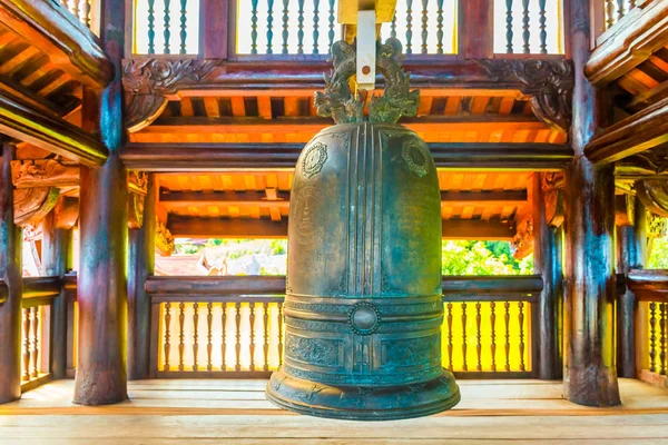 Campana enorme de la pagoda de Hu Quoc, templo buddhist hermoso en la isla de Phu Quoc, Vietnam — Foto de Stock