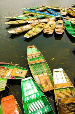 Vietnamca tekneler River, Tam Coc, Ninh Binh Vietnam seyahat manzara ve hedefleri ile şaşırtıcı sabah görünümü